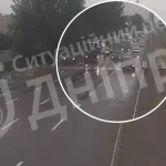 В Днепре автомобиль сбил пешехода на пешеходном переходе: человека подбросило и протащило по трассе